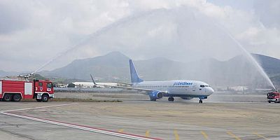 Gazipaşa Rusya'dan gelen ilk uçuşu karşıladı