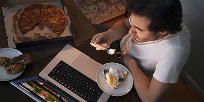 Gece Yemeklerinin Gizli Tehlikesi: Gece Yeme Sendromunu Fark Etmenin İpuçları