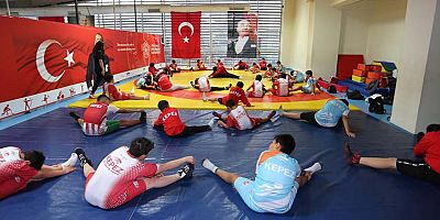 Geleceğin güreşçileri Kepez’de yetişiyor