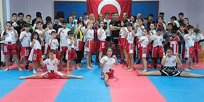 Geleceğin kick boksçuları antrenmanlarına devam ediyor