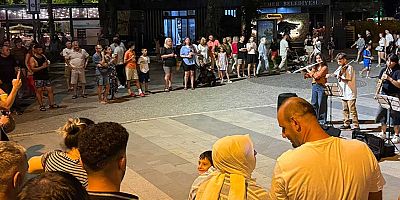 Geleceğin müzisyenleri Kemer gecelerini hareketlendirdi