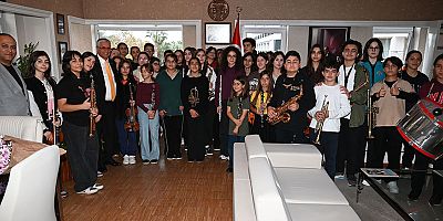 Geleceğin müzisyenlerinden Başkan Topaloğlu’na Öğretmenler Günü sürprizi