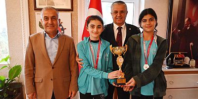 Genç masa tenisi sporcularından Başkan Topaloğlu’na ziyaret