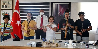 Gençlik Bandosu ilk öğrencilerinden Topaloğlu'na ziyaret