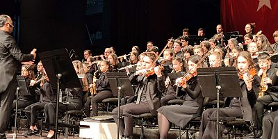 Gençlik orkestrası şehitler için sahnede