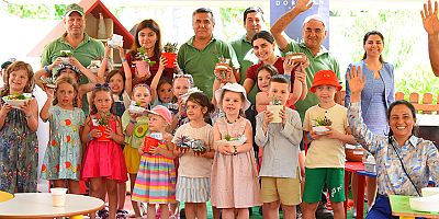 Geri dönüşüm malzemelerinden kendilerine hediyeler yaptılar