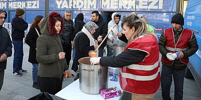 Giyim bankasına gelen depremzedelere sıcak çorba