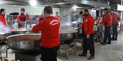 Gönüllü şefler milyonlarca kap yemek yaptı