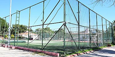 Günübirlik alandaki halı saha yenileniyor 