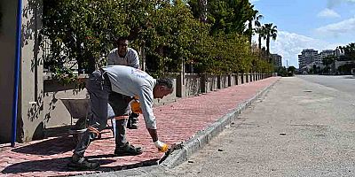 Güzeloba’da kaldırım çalışması