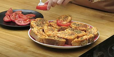 Haftanın bayat ekmek yemeği tarifi: Salçalı ekmek kanepesi