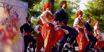 Halk danslarının kalbi Konyaaltı'nda attı