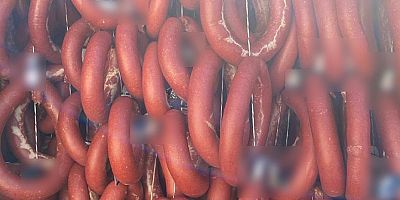 Halk sağlığını tehdit eden 2 bin 400 kilo sucuk ele geçirildi