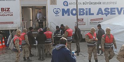 Hatay’da depremzede ve görevli personele sıcak yemek