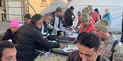 Hatay’daki çadırkentte helva ikramı yapıldı