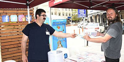 Hayvanseverlere mama kabı ve broşür dağıtıldı