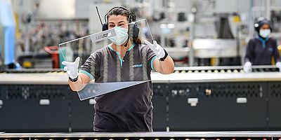 Her üç saniyede bir cam üretiyor