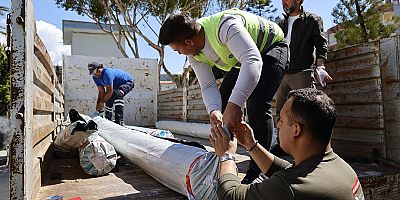 Hortum ve yağıştan zarar gören Kumlucalı çiftçilere sera naylonu desteği