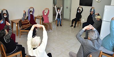 Huzurevi sakinleri güne sporla başlıyor