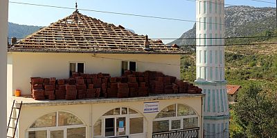 İbradı’da cami çatısı onarılıyor