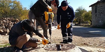 İbradı’da kanalizasyon kapakları yenileniyor