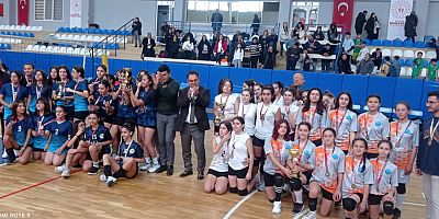 İbradı Nefise Yillmazipek Ortaokulu Kızlar Voleybol Takımı Şampiyon Oldu