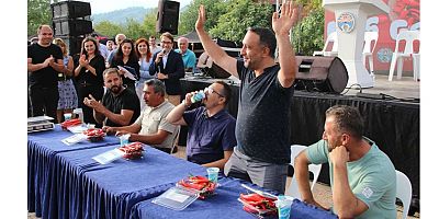 İki dakikada 188 gram acı biber yedi