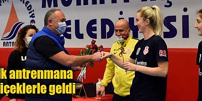 İlk antrenmana çiçeklerle geldi