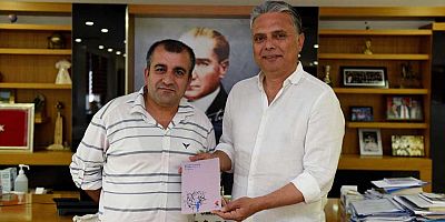 İmzalı kitabını Başkan Uysal’a hediye etti