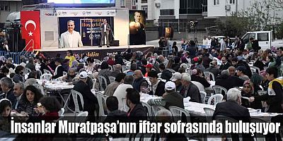 İnsanlar Muratpaşa’nın iftar sofrasında buluşuyor