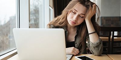 İnternet kullananlar dikkat! Aşırı bilgiye maruz kalmak duygusal ve bilişsel bozukluğa yol açıyor