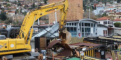 İskeledeki kaçak yapılar tek tek yıkıldı