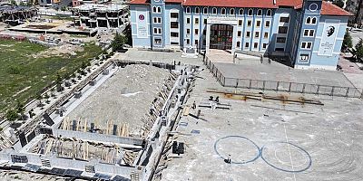 Isparta Belediyesi, 3 okula halı saha ve 1 okula kapalı spor salonu kazandırıyor