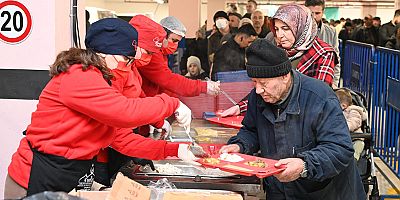Isparta Belediyesinin kurduğu iftar sofrasına vatandaşlardan yoğun ilgi