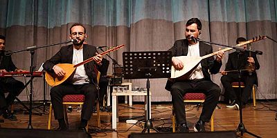 Isparta Yaşayan Miras Şöleni ikinci gün akşamı Salih Gündoğdu ve Eren Can Yıldız sahne aldı