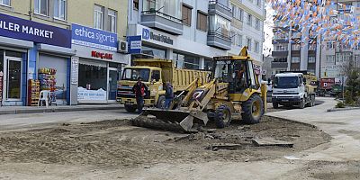 İstiklal Mahallesi yeraltı otoparkının altyapı çalışmaları yapılıyor