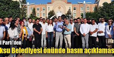 İYİ Parti'den Aksu Belediyesi önünde basın açıklaması
