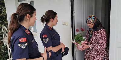 Jandarma ekipleri bayramda yaşlı ve çocukları unutmadı