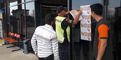 Jandarma Trafik ekipleri yerli ve yabancı turistlere 4 farklı dilde broşür dağıttı
