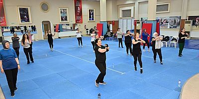 Kadınlar zumba ile hem spor yapıyor hem sosyalleşiyor