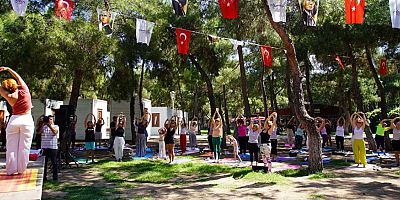Kahkahalar eşliğinde yoga yaptılar