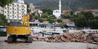 Kalkan Yat Limanı’nda zemin yenileme çalışması yapılıyor