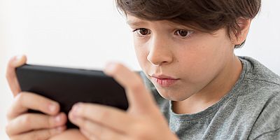 Karanlıkta ekrana bakmak miyop olma riskini arttırıyor