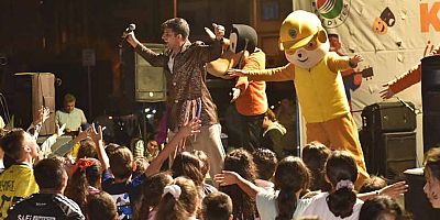 Karşıyaka ve Esentepe’de “Sahne Kepez” coşkusu