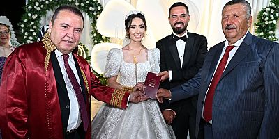 Kaş Belediye Başkanı Demirhan kızını evlendirdi