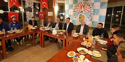 Kaş Belediye Başkanı Mutlu Ulutaş futbolcularla bir araya geldi