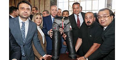 Kaş Belediye Başkanı Ulutaş, Cumhurbaşkanı Erdoğan’a kıspet hediye etti