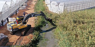 Kaş Belediyesi muhtemel taşkınlara karşı araçlarla kanal temizliği yapıyor