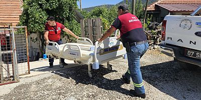 Kaş Belediyesi'nden 2 kişiye hasta yatağı yardımı