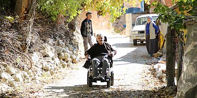 Kaş Belediyesinden akülü tekerlekli sandalye desteği